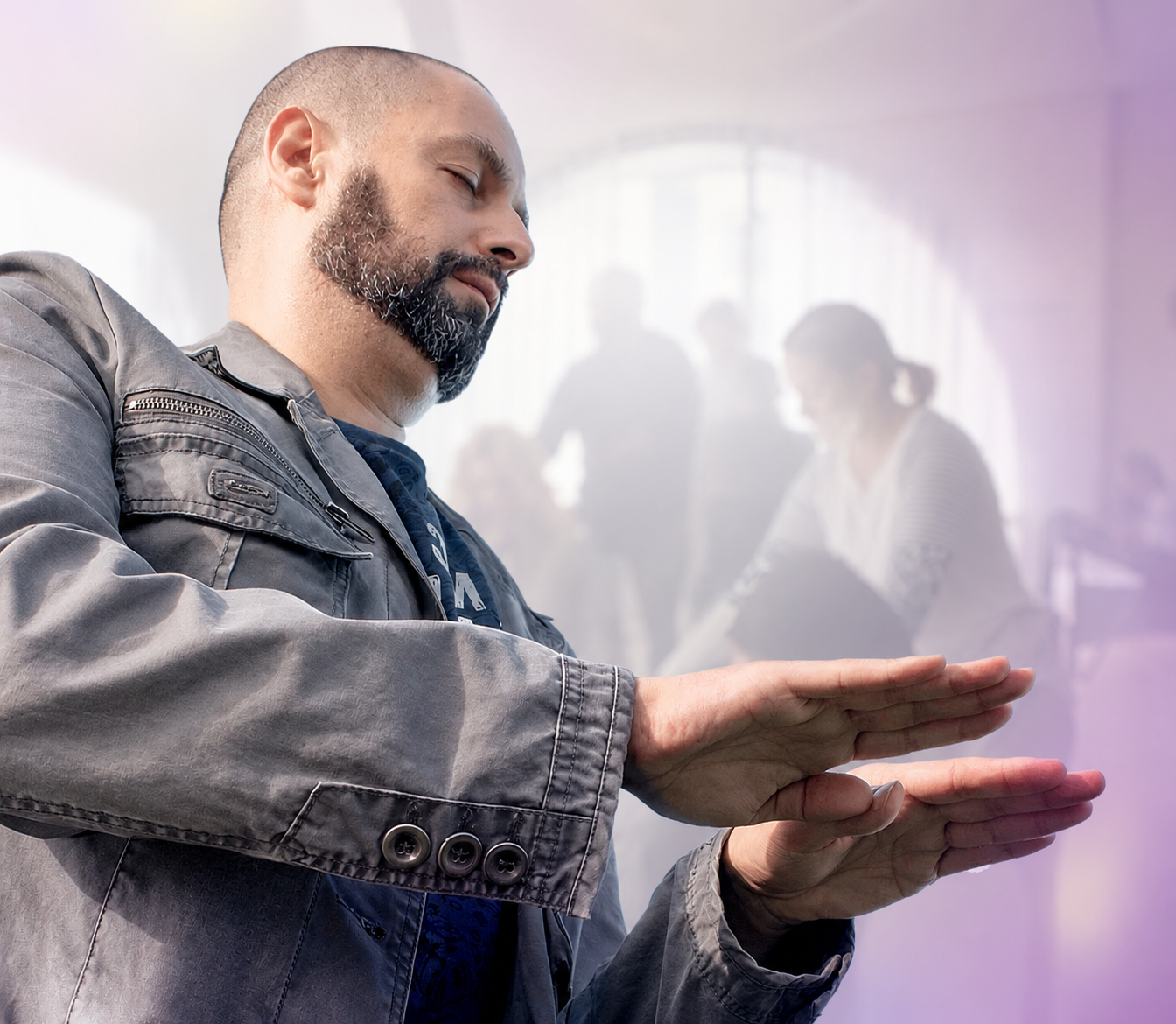 JavierMa practicando Reiki en un entorno formativo de ReikiEnTuVida